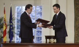 Mariano Rajoy y Pedro Sánchez, en el Palacio de la Moncloa, en la firma del pacto antiyihadista, en febrero de 2015. EFE