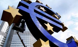La estatua del logo del euro, delante de la antigua sede del BCE en Frácfort. REUTERS/Ralph Orlowski