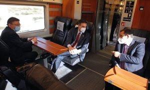 El presidente del Gobierno, Pedro Sánchez (c) junto al presidente de la Generalitat Valenciana, Ximo Puig (i) y al ministro de Fomento, Jose Luis Ábalos, inauguran el servicio comercial de la nueva línea de tren de alta velocidad (AVE) entre Madrid, Elche