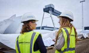 Dos trabajadoras de Siemens-Gamesa.