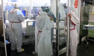 Professionals sanitàries de l'Hospital del Mar atenent un pacient ingressat a l'UCI amb Covid-19, en la tercera onada de la pandèmia del coronavirus.