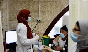 Personal médico se prepara para vacunar a personas en Jerusalén.