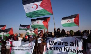 Miles de saharauis se manifestaron en el campo de refugiados de Rabuni contra la represión policial marroquí.
