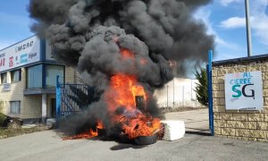 Trabajadores de Siemens Gamesa en Cuenca levantan una hoguera