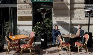 Varias personas en una terraza de una cafetería en Madrid.