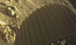 Imagen a color del suelo de Marte. - NASA's Perseverance Mars Rover