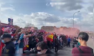 "No es el 8M, circulen": la indignante aglomeración de la afición del Atlético de Madrid antes del derbi que ha sacudido las redes