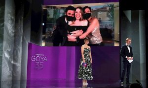 La directora Pilar Palomero (en la pantalla-c) recibe el Goya al Mejor Guión Original por 'Las Niñas', en la gala de la 35 edición de los Premios Goya celebrada este sábado 6 de marzo de 2021.