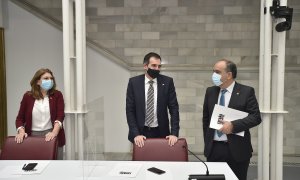 (I-D) Los diputados de Vox Mabel Campuzano; Juan José Liarte; y Francisco Carrera; durante una sesión plenaria en la Asamblea regional de Murcia, en Cartagena, Murcia (España), a 17 de marzo de 2021