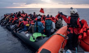 Imagen de archivo del barco alemán Sea-Watch en una operación de rescate de personas migrantes en el Mediterráneo. - Reuters
