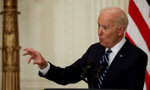 El presidente de Estados Unidos, Joe Biden, responde preguntas mientras realiza su primera conferencia de prensa formal en el Salón Este de la Casa Blanca, en Washington. - Reuters