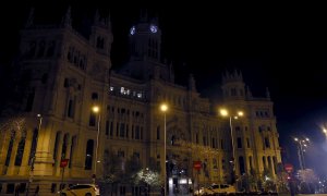 El Palacio de Cibeles (Madrid), con su iluminación apagada durante la Hora del Planeta.