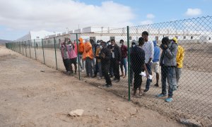 Varios inmigrantes, en el campamento de acogida de El Matorral, en Puerto del Rosario, Fuerteventura, Canarias (España), a 16 de marzo de 2021
