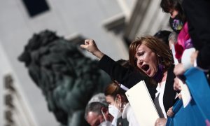 La presidenta de la Federación Plataforma Trans, Mar Cambrollé, levanta el brazo en una rueda de prensa de colectivos trans tras registrar una ley en el Congreso de los Diputados, en Madrid, (España), a 17 de marzo de 2021.