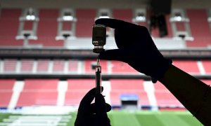 Una sanitaria prepara una dosis de la vacuna contra la Covid-19 en el estadio Wanda Metropolitano en Madrid. — Fernando Villar / EFE