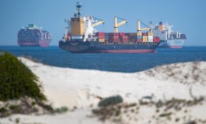 Varios barcos de contenedores aparecen este martes junto a Table Bay, en Ciudad del Cabo.