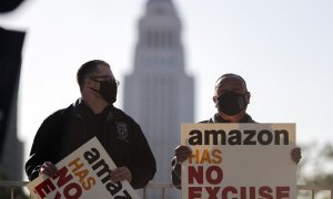 Varias personas protestan en apoyo de los esfuerzos de sindicalización de los trabajadores Amazon en Alabama