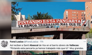 La pancarta que recibe a Abascal en Vallecas mofándose de su historial laboral