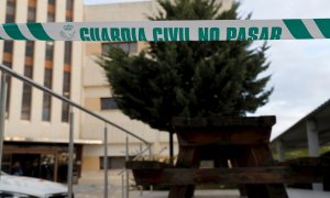 Un cordón de la Guardia Civil bloquea el acceso a la sede de los laboratorios Vivotecnia este miércoles en la localidad madrileña de Tres Cantos.
