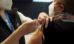 Una mujer recibe una dosis de la vacuna de Pfizer en el Hospital Universitario de Lugo para vacunarse, este sábado.