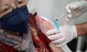 Una mujer recibe la vacuna de Pfizer en el pabellón de Expocoruña en A Coruña el martes 13 de abril de 2021.