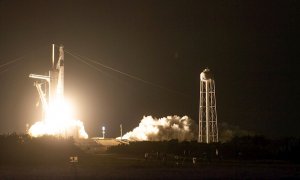 Una foto del folleto facilitada por la NASA muestra que un cohete SpaceX Falcon 9 que transporta la nave espacial Crew Dragon de la compañía es lanzado en la NASA.