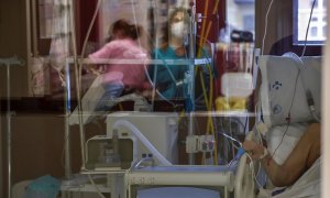 Un paciente enfermo de Coronavirus espera este miércoles a ser atendido en la UCI del Hospital de Basurto, en Bilbao, que comienza a estar sobrecargada por la incidencia de covid-19.