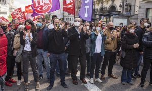 En la imagen, Pablo Iglesias, Ángel Gabilondo y Mónica García desfilan y aplauden durante la manifestación del primero de mayo.