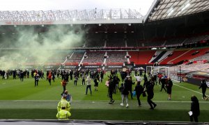 Dos centenares de aficionados irrumpieron este domingo 2 de mayo de 2021 al interior del estadio de Old Trafford, en Manchester.