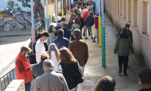 Decenas de personas hacen cola para votar en el Colegio Público La Navata, a 4 de mayo de 2021, en Madrid (España).