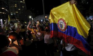 Colombianos se reúnen en el parque Urracá en apoyo a las protestas que completan una semana en Colombia, desde Ciudad de Panamá (Panamá).