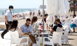 Varias personas disfrutan del buen tiempo en los chiringuitos de la playa de La Misericordia de Málaga el pasado sábado 1 de mayo.