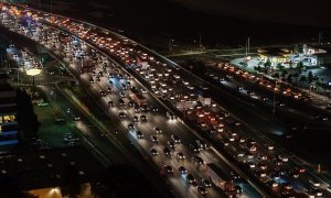 Foto de un atasco de coches en una autovía.