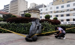 07/05/2021. Un fotógrafo captura la imagen de la estatua derribada del conquistador español Gonzalo Jiménez de Quesada, en Bogotá. - Reuters