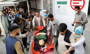 08/05/2021. Una mujer herida es trasladada a un hospital tras la explosión de este sábado en Kabul, Afganistán. - Reuters