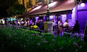 09/05/2021. La terraza de un bar de copas la primera noche sin toque de queda, en Sevilla. - EUROPA PRESS