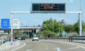 08/05/2021 - Imagen de una carretera con el mensaje "Estado de alarma" de la DGT .