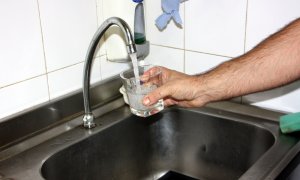 Una mà omplint un got d'aigua d'una aixeta a la Bisbal d'Empordà després de que s'hagin retirat les restriccions. 24 d'agost del 2016.