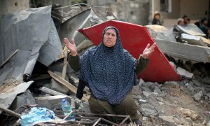 Una mujer palestina reacciona después de regresar a su casa destruida en Gaza tras la tregua entre Israel y Hamás.