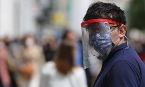 Un hombre con mascarilla y pantalla durante el primer día laboral tras el estado de alarma, a 10 de mayo de 2021, en Madrid (España).