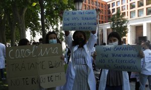 25/05/2021.- Médicos Internos Residentes (MIR) protestan a las puertas del Ministerio de Sanidad en Madrid, este martes.