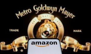 Un smartphone con el logo de Amazon en su pantalla junto al emplema de los estudios MGM. REUTERS/Dado Ruvic/Illustration