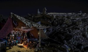Palestinos se sientan dentro de su tienda junto a los escombros de su casa destruida en la ciudad de Beit Hanoun, en el norte de la Franja de Gaza.