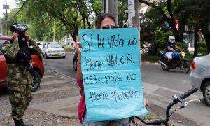 Una mujer sostiene una pancarta durante una de las muchas protestas de Colombia.