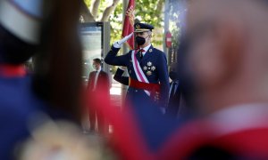 El rey Felipe VI (c) durante la celebración del Día de las Fuerzas Armadas en la Plaza de la Lealtad de Madrid este sábado.
