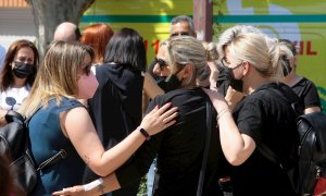 Varias mujeres muestran su dolor durante la concentración por el asesinato machista cometido en este 2021, en Alovera (Guadalajara) este domingo 30 de mayo de 2021.