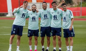 Los jugadores de la selección española Diego Llorente, Jordi Alba, Koke Resurección, Gerard Moreno y Pedri asisten al entrenamiento del equipo en la Ciudad Deportiva en Las Rozas, Madrid, este sábado.