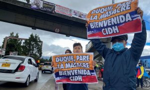 Manifesantes con carteles dando la bienvenida a los miembros de la Comisión Interamericana de Derechos Humanos (CIDH), a su llegada a Bogotá. REUTERS/Luisa Gonzalez