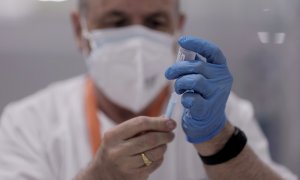 Un sanitario sostiene una vacuna contra la covid-19, el pasado 1 de junio de 2021, en el Hospital Isabel Zendal, en Madrid.