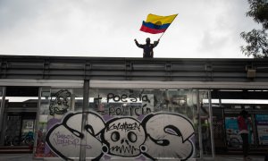 Un manifestante sostiene una bandera colombiana en Bogotá